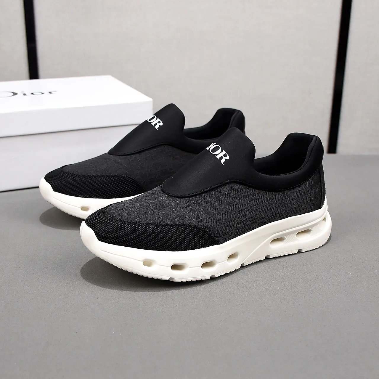 PP420🍒🍒🍒Dior's new 🆕low-cut casual sneakers, made of breathable mesh, with brand signature details on the shoe collar to enhance style. Fashionable and versatile, it can complement any look. With a sophisticated design that is both dynamic and modern, this new must-have shoe adds a new dimension to Dior's legacy, displaying modern elegance. Men's shoes 38-44 45🉑️customized